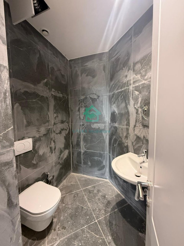 Apartament 2+1+1 Post Parkimi Për Shitje në Rruga e Kosovarëve, Lake View Residence - 486,000€ | 130 m²