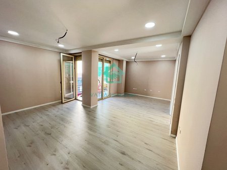Ambient për zyrë 4+2 tualete Me Qira në Qendra Tregtare Kristal, Tiranë - 1000€ | 116 m²