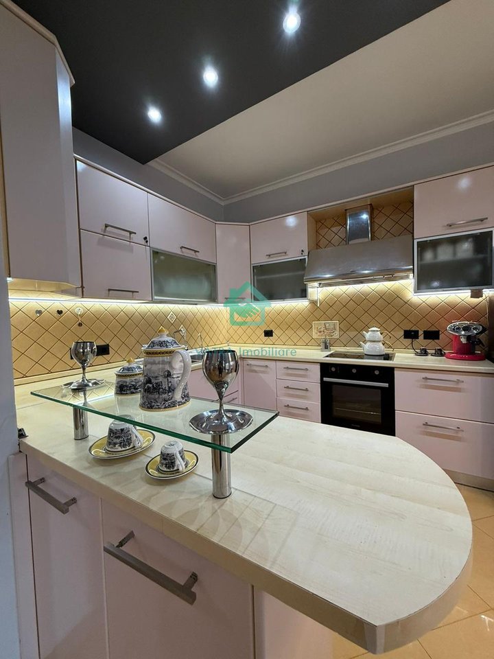 Apartament 2+1 Me Qira në katin e dytë të një vile Rruga e Elbasanit, Tiranë - 1500€ | 130 m²