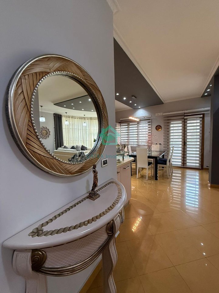 Apartament 2+1 Me Qira në katin e dytë të një vile Rruga e Elbasanit, Tiranë - 1500€ | 130 m²