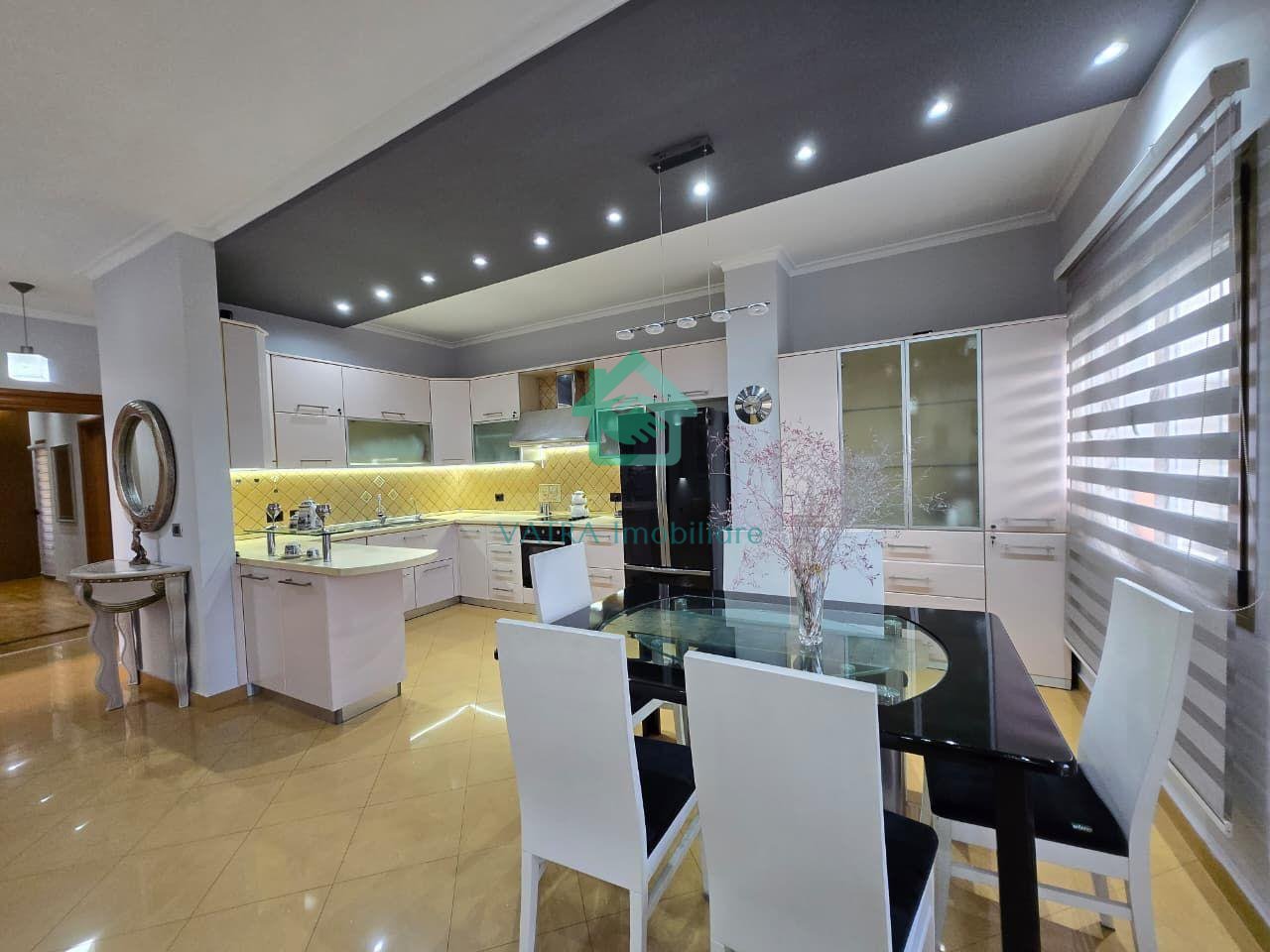 Apartament 2+1 Me Qira në katin e dytë të një vile Rruga e Elbasanit, Tiranë - 1500€ | 130 m²