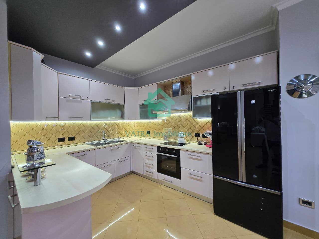 Apartament 2+1 Me Qira në katin e dytë të një vile Rruga e Elbasanit, Tiranë - 1500€ | 130 m²