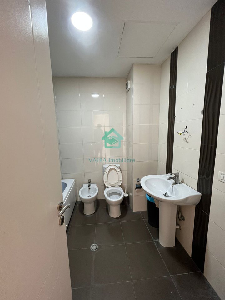 Ambient për zyrë 4+2 tualete Me Qira në Qendra Tregtare Kristal, Tiranë - 1000€ | 116 m²