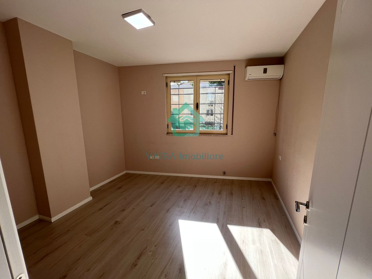 Ambient për zyrë 4+2 tualete Me Qira në Qendra Tregtare Kristal, Tiranë - 1000€ | 116 m²