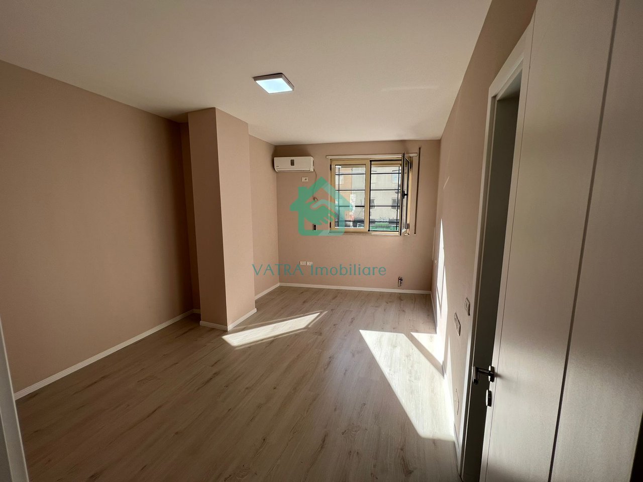 Ambient për zyrë 4+2 tualete Me Qira në Qendra Tregtare Kristal, Tiranë - 1000€ | 116 m²