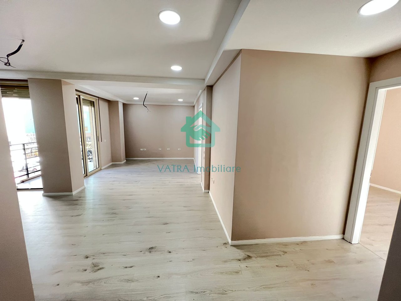 Ambient për zyrë 4+2 tualete Me Qira në Qendra Tregtare Kristal, Tiranë - 1000€ | 116 m²