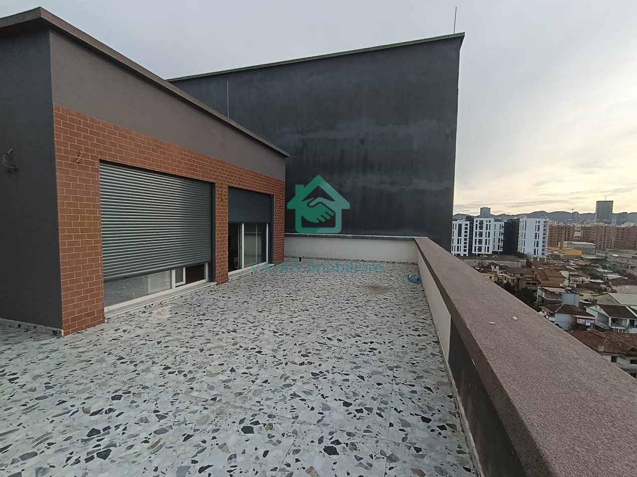 Appartamento 2+1+2+ veranda in Vendita in Via 5 Maji, Tirana - 350.000€ | 192 m²