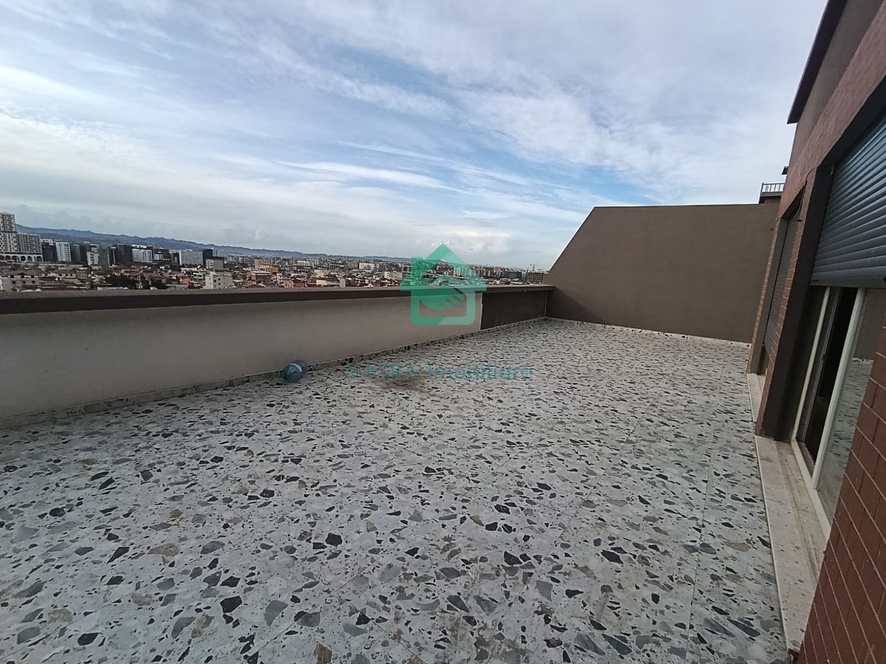 Appartamento 2+1+2+ veranda in Vendita in Via 5 Maji, Tirana - 350.000€ | 192 m²