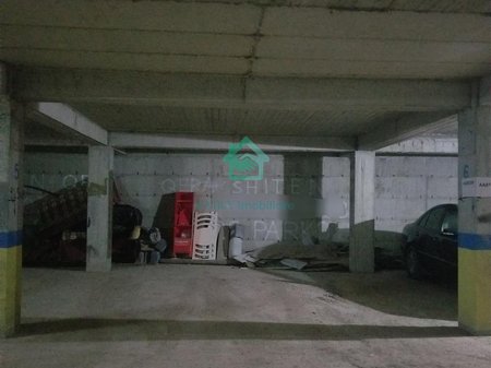 Shiten 33 poste parkimi në Astir