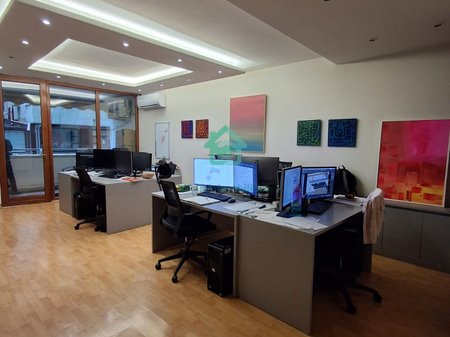 Ufficio 3 ambienti di lavoro + 2 bagni in affitto a Ish Blloku, Tirana - 1200€ | 120 m²