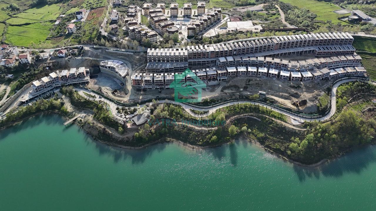 Vilë 3+1 me pishin Për Shitje në Swan Lake Residence, Liqeni i Farkës, Tiranë - 495,000€ | 242 m²