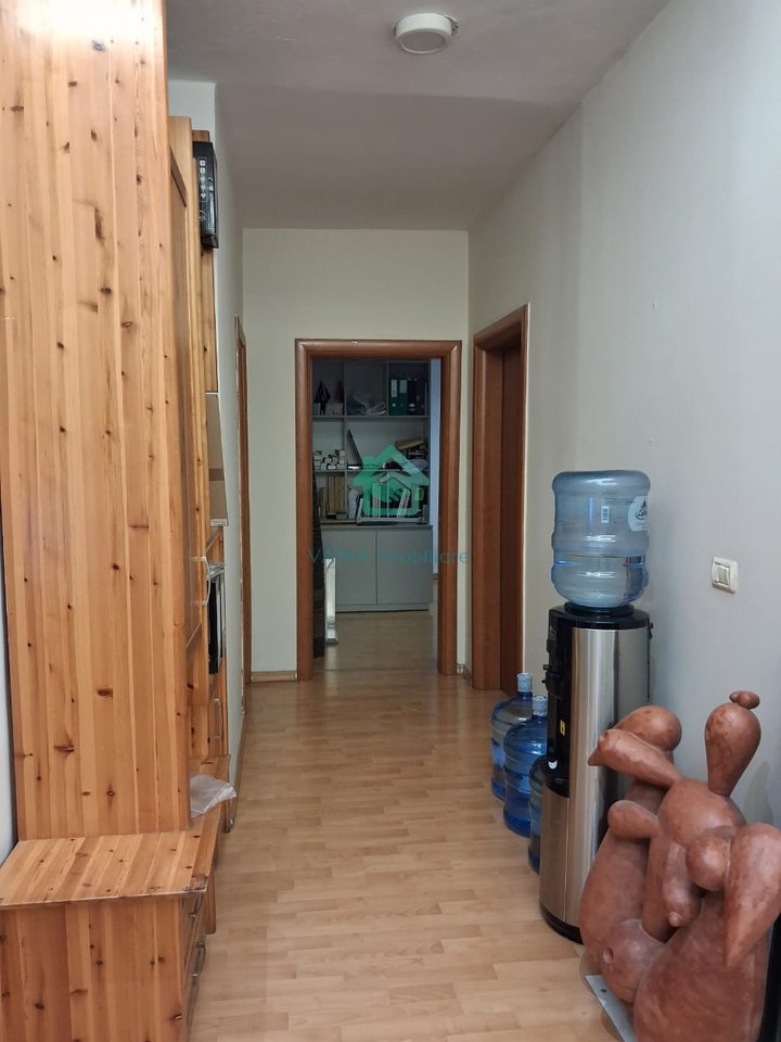 Ufficio 3 ambienti di lavoro + 2 bagni in affitto a Ish Blloku, Tirana - 1200€ | 120 m²