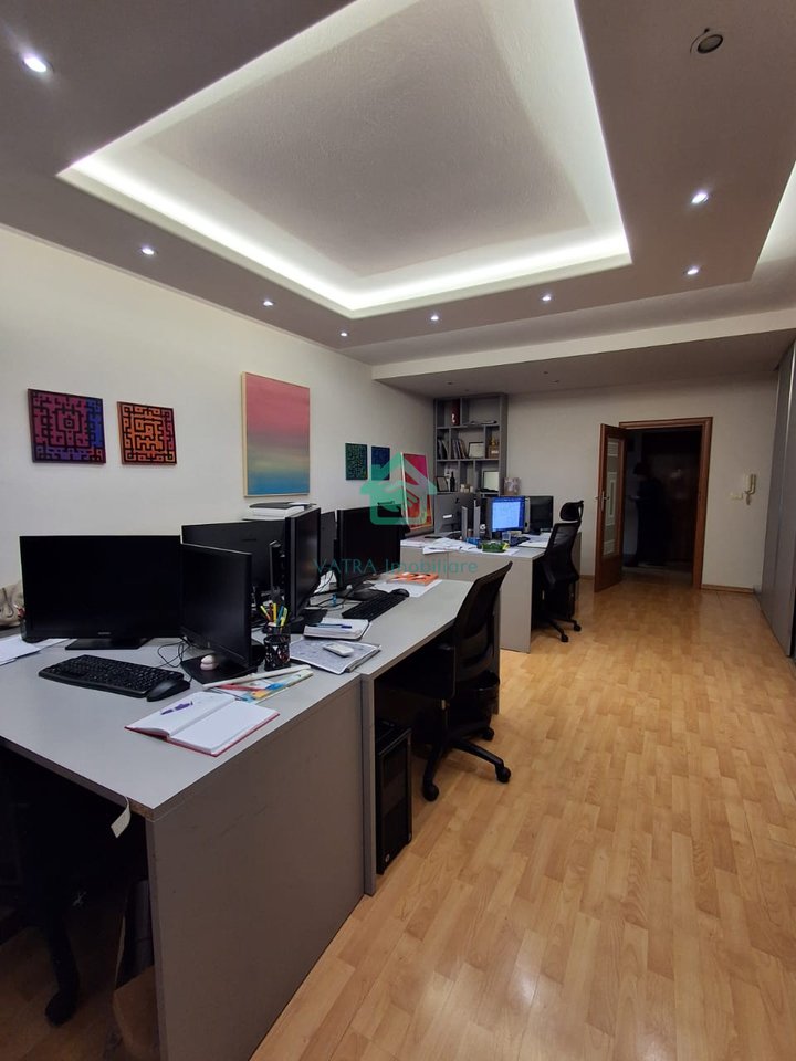 Ufficio 3 ambienti di lavoro + 2 bagni in affitto a Ish Blloku, Tirana - 1200€ | 120 m²