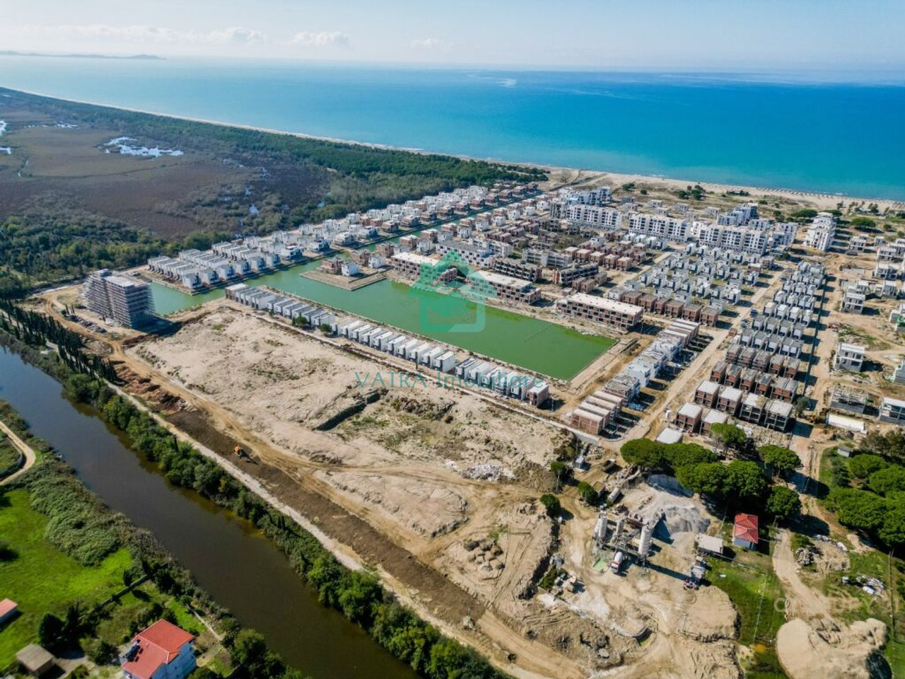 Vilë elitare individuale me 3 kate, 4 dhoma gjumi+1sallon+4tualete Në Shitje në Turquoise Marina Complex, Hamallaj, Gjiri i Lalzit, Durrës - 785,000€ | 295 m²
