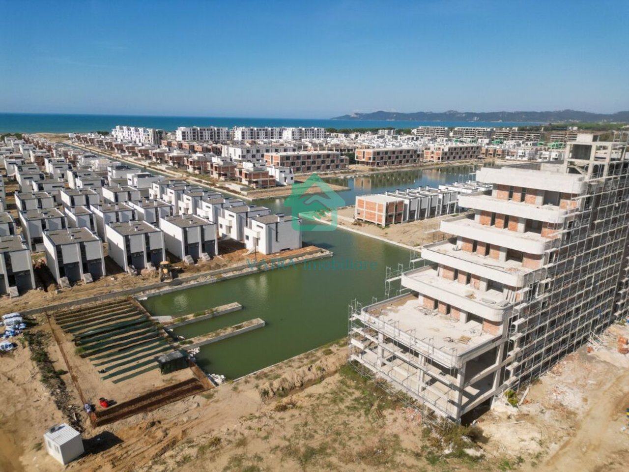 Vilë elitare individuale me 3 kate, 4 dhoma gjumi+1sallon+4tualete Në Shitje në Turquoise Marina Complex, Hamallaj, Gjiri i Lalzit, Durrës - 785,000€ | 295 m²