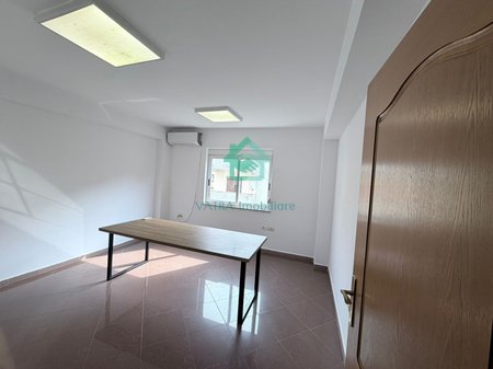 Jepet me Qira- Ambient zyre afër Farmaci Daja te Blloku, Tiranë - 850€ | 99 m²