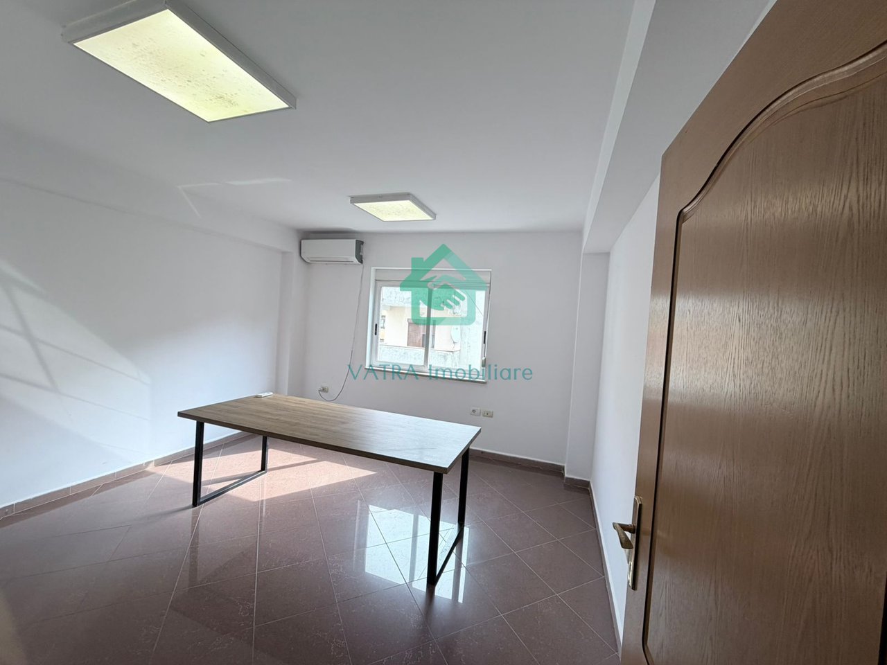 Jepet me Qira- Ambient zyre afër Farmaci Daja te Blloku, Tiranë - 850€/muaj | 99 m²