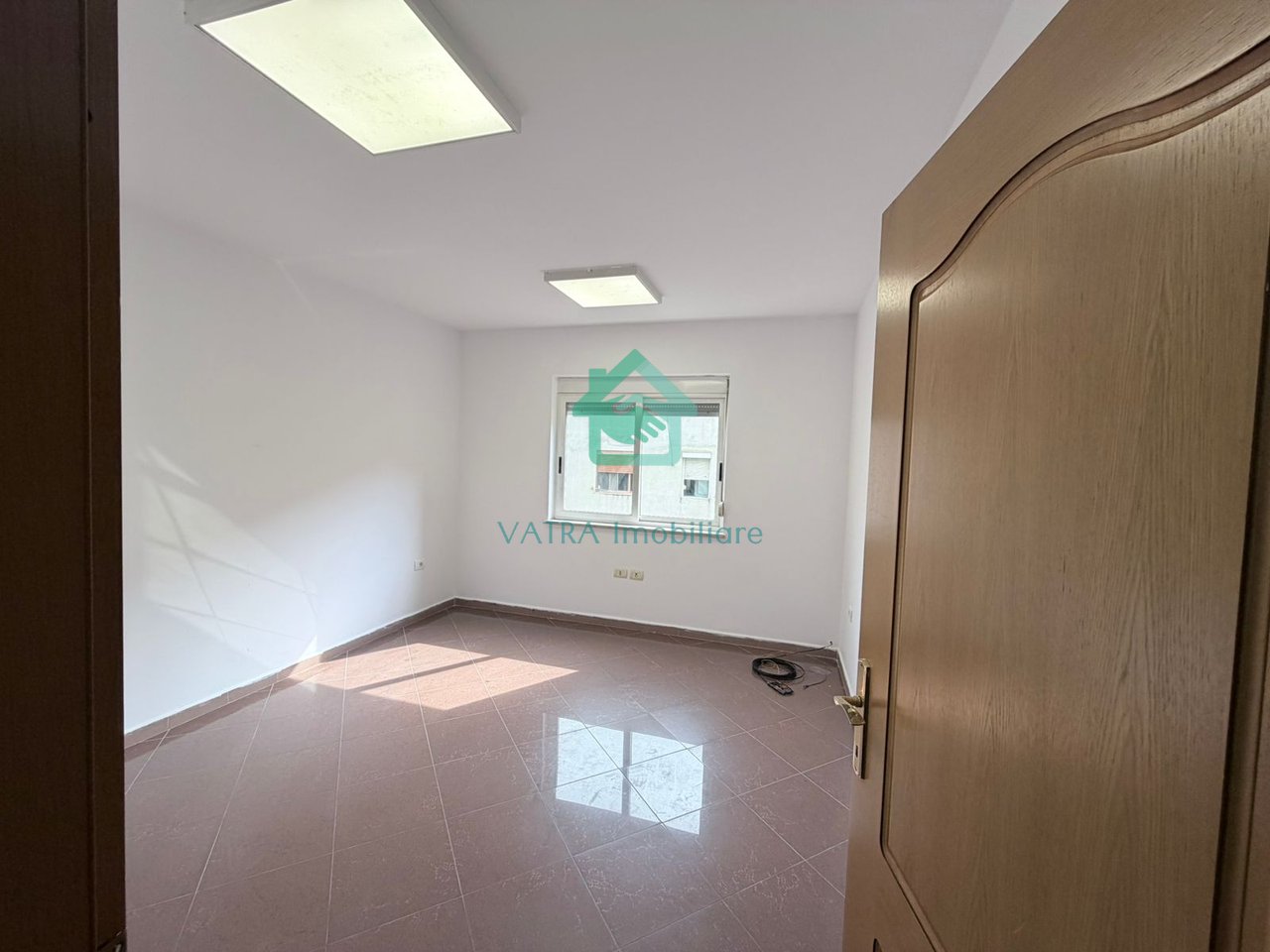 Jepet me Qira- Ambient zyre afër Farmaci Daja te Blloku, Tiranë - 850€/muaj | 99 m²