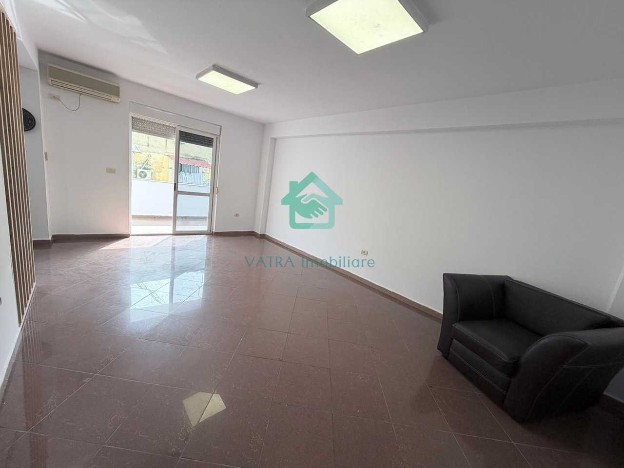 Jepet me Qira- Ambient zyre afër Farmaci Daja te Blloku, Tiranë - 850€/muaj | 99 m²