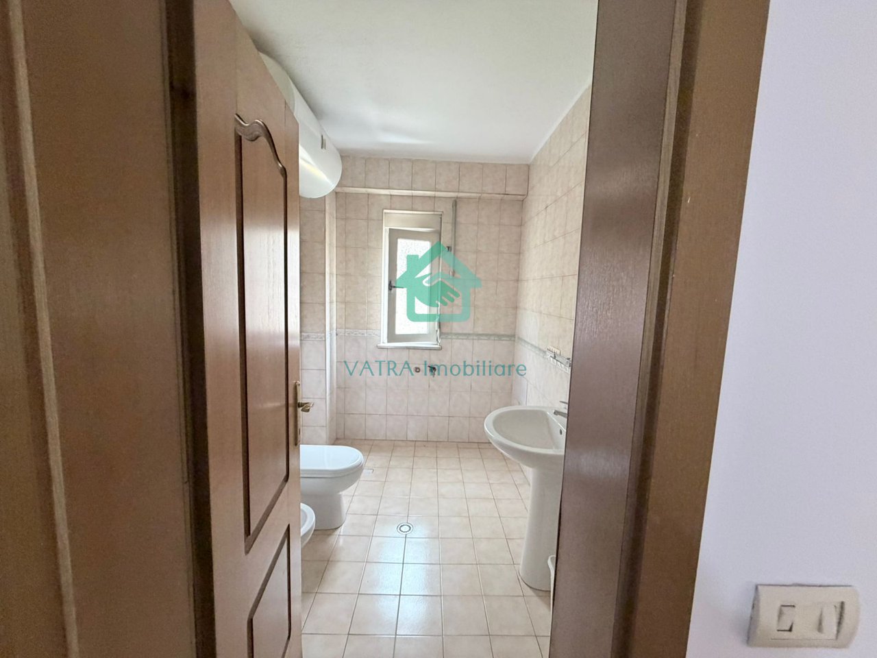 Jepet me Qira- Ambient zyre afër Farmaci Daja te Blloku, Tiranë - 850€/muaj | 99 m²