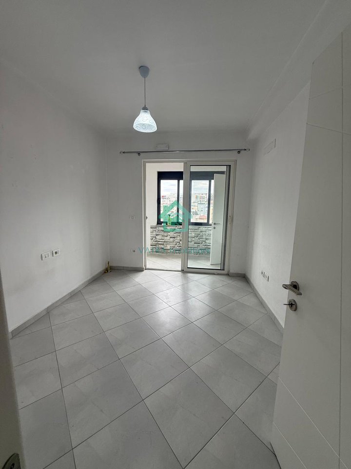 Apartament 2+1 +2 Për Shitje në Tregu Elektrik, Tiranë - 205,000 Lekë| 106 m²
