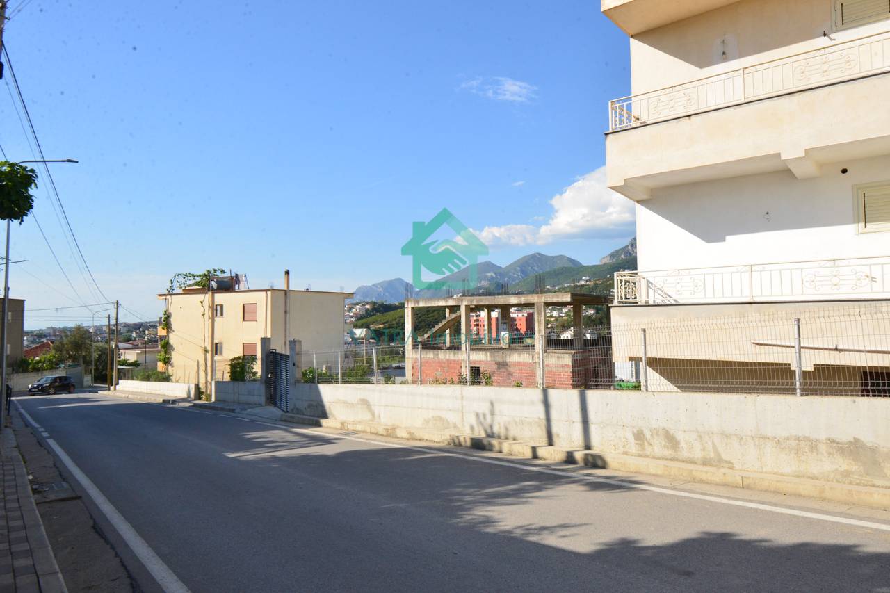 Shitet Shtëpi 3-Katëshe – Çollak, pranë Liqenit të Farkës