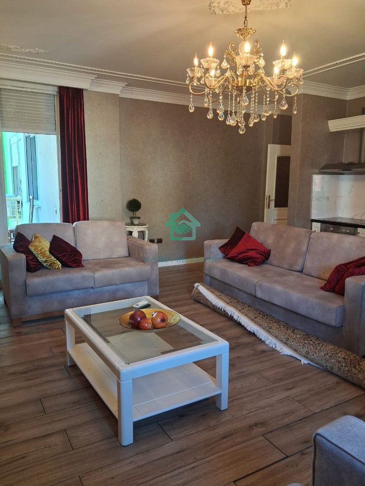 Shitet apartament elitar 2+1+2 tualete në rrugën Brigada VIII, në Ish Bllok