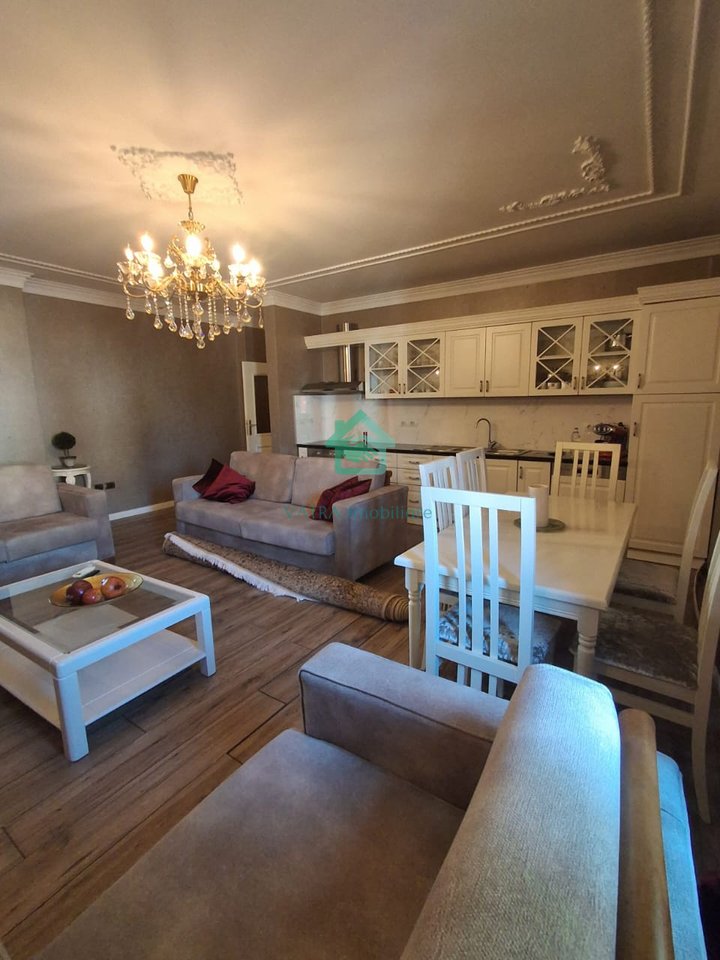 Shitet apartament elitar 2+1+2 tualete në rrugën Brigada VIII, në Ish Bllok