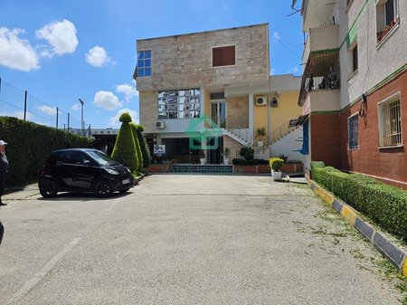 Edificio di 3 piani in vendita nel quartiere "8-Shkurti", Fier - 700000€ | 426 m²