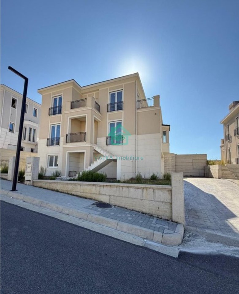 Vilë 3-katëshe me pishinë 5+2+7 tualete Në Shitje në Collina Verde,  TEG, Tiranë - 1.500.000€