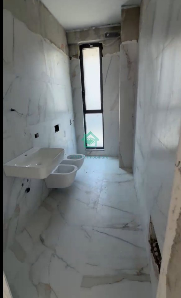 Apartament 1+1 + Post parkimi Për Shitje  tek Tulipani në Mjull - Bathore, Tiranë - 166000€ | 79 m²