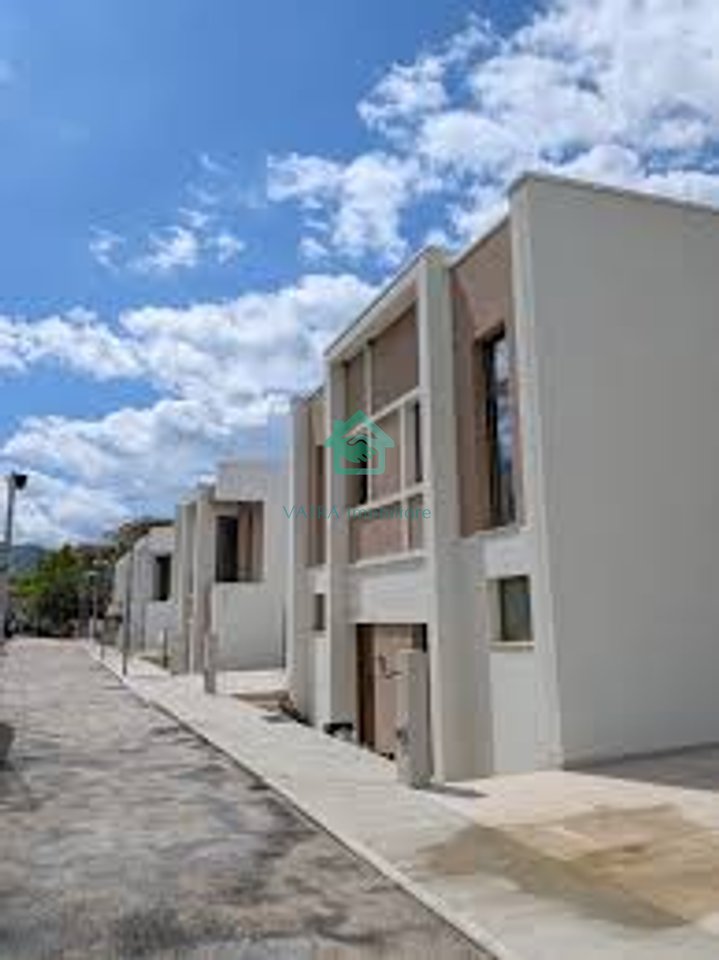 Vilë 3 kate + 2 Poste parkimi Në Shitje tek Residenca Luleborë pranë Qendrës Tregtare TEG, Tiranë - 650,000€ | 334 m²