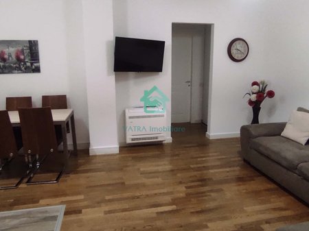 TITULLI
APARTAMENT 2+1 ME QIRA– SAUK | REZIDENCË BANIMI ME SHUME FACILITETE | 800 €/muaj

Lloji i pronës: Apartament me qirA
Vendndodhja: Sauk, Tiranë
Sipërfaqe e brendshme: ~85 m²
Kati: Kat 0 
Gjendja: Plotësisht i mobiluar & i gatshëm për banim
Disponueshmëri: E lirë – vizita në ditët e para

PËRMBLEDHJE
Ofrohet për qirë apartament 2+1 brenda njërës prej rezidencave më funksionale dhe të kërkuara të Saukut. Prona është plotësisht e mobiluar, e pastër, e organizuar dhe e gatshme për të jetuar nga dita e parë. Ideal për familje, çift ose profesionistë që kërkojnë komfort, siguri dhe qasje në të gjitha shërbimet.

PËRBERIA BRENDSHME
Sallon‑Kuzhinë (open‑space) – hapësirë e gjerë, e ndriçuar natyrshëm, me mobilje të re, 
2 Dhoma Gjumi – 
ballkon Të gjitha dritaret kanë xham të dyfishtë (izolim akustik & termik).

FACILITETET E REZIDENCËS (KOMPLEKSI)
Rezidenca ofron TË GJITHA shërbimet e nevojshme për një jetë të qëndrueshme dhe pa stres:

🔹 Parkim i mbyllur & i sigurt brenda kompleksit (vend parkingu garantuar për qirën)
🔹 Siguri 24/7 – roje fizike + sistem CCTV në të gjitha hyrjet dhe korridoret
🔹 Salle aktivitetesh 
🔹 Menaxhim profesional – mirëmbajtje ditore e zonave të përbashkëta, 
🔹 Hapësira rekreative, zona lojërash për fëmijë