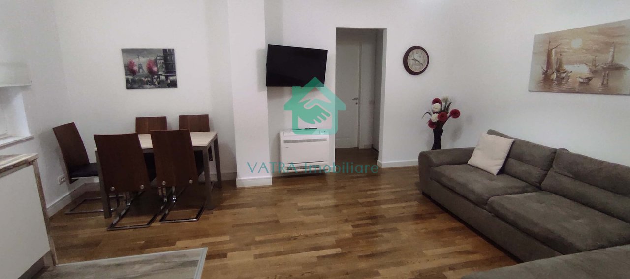 TITULLI
APARTAMENT 2+1 ME QIRA– SAUK | REZIDENCË BANIMI ME SHUME FACILITETE | 800 €/muaj

Lloji i pronës: Apartament me qirA
Vendndodhja: Sauk, Tiranë
Sipërfaqe e brendshme: ~85 m²
Kati: Kat 0 
Gjendja: Plotësisht i mobiluar & i gatshëm për banim
Disponueshmëri: E lirë – vizita në ditët e para

PËRMBLEDHJE
Ofrohet për qirë apartament 2+1 brenda njërës prej rezidencave më funksionale dhe të kërkuara të Saukut. Prona është plotësisht e mobiluar, e pastër, e organizuar dhe e gatshme për të jetuar nga dita e parë. Ideal për familje, çift ose profesionistë që kërkojnë komfort, siguri dhe qasje në të gjitha shërbimet.

PËRBERIA BRENDSHME
Sallon‑Kuzhinë (open‑space) – hapësirë e gjerë, e ndriçuar natyrshëm, me mobilje të re, 
2 Dhoma Gjumi – 
ballkon Të gjitha dritaret kanë xham të dyfishtë (izolim akustik & termik).

FACILITETET E REZIDENCËS (KOMPLEKSI)
Rezidenca ofron TË GJITHA shërbimet e nevojshme për një jetë të qëndrueshme dhe pa stres:

🔹 Parkim i mbyllur & i sigurt brenda kompleksit (vend parkingu garantuar për qirën)
🔹 Siguri 24/7 – roje fizike + sistem CCTV në të gjitha hyrjet dhe korridoret
🔹 Salle aktivitetesh 
🔹 Menaxhim profesional – mirëmbajtje ditore e zonave të përbashkëta, 
🔹 Hapësira rekreative, zona lojërash për fëmijë