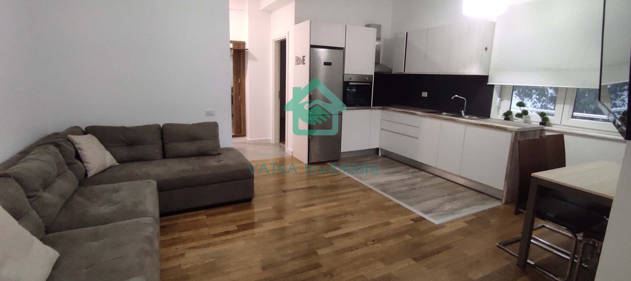 TITULLI
APARTAMENT 2+1 ME QIRA– SAUK | REZIDENCË BANIMI ME SHUME FACILITETE | 800 €/muaj

Lloji i pronës: Apartament me qirA
Vendndodhja: Sauk, Tiranë
Sipërfaqe e brendshme: ~85 m²
Kati: Kat 0 
Gjendja: Plotësisht i mobiluar & i gatshëm për banim
Disponueshmëri: E lirë – vizita në ditët e para

PËRMBLEDHJE
Ofrohet për qirë apartament 2+1 brenda njërës prej rezidencave më funksionale dhe të kërkuara të Saukut. Prona është plotësisht e mobiluar, e pastër, e organizuar dhe e gatshme për të jetuar nga dita e parë. Ideal për familje, çift ose profesionistë që kërkojnë komfort, siguri dhe qasje në të gjitha shërbimet.

PËRBERIA BRENDSHME
Sallon‑Kuzhinë (open‑space) – hapësirë e gjerë, e ndriçuar natyrshëm, me mobilje të re, 
2 Dhoma Gjumi – 
ballkon Të gjitha dritaret kanë xham të dyfishtë (izolim akustik & termik).

FACILITETET E REZIDENCËS (KOMPLEKSI)
Rezidenca ofron TË GJITHA shërbimet e nevojshme për një jetë të qëndrueshme dhe pa stres:

🔹 Parkim i mbyllur & i sigurt brenda kompleksit (vend parkingu garantuar për qirën)
🔹 Siguri 24/7 – roje fizike + sistem CCTV në të gjitha hyrjet dhe korridoret
🔹 Salle aktivitetesh 
🔹 Menaxhim profesional – mirëmbajtje ditore e zonave të përbashkëta, 
🔹 Hapësira rekreative, zona lojërash për fëmijë