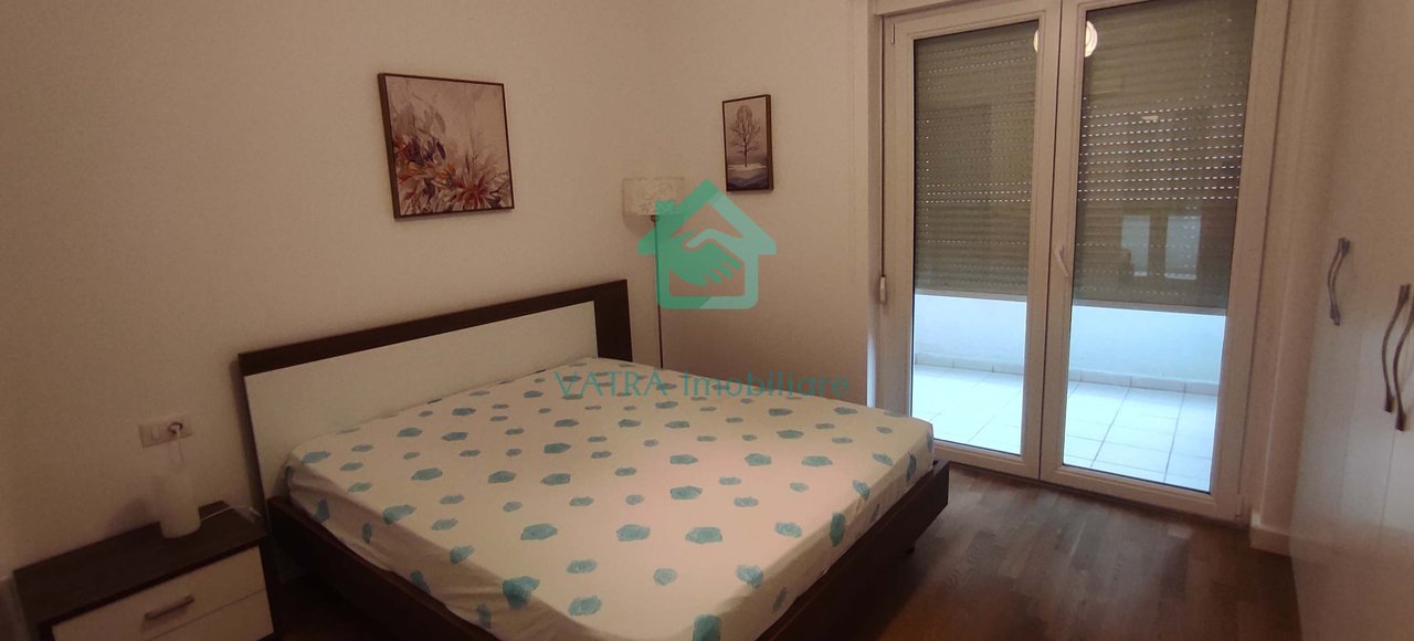 TITULLI
APARTAMENT 2+1 ME QIRA– SAUK | REZIDENCË BANIMI ME SHUME FACILITETE | 800 €/muaj

Lloji i pronës: Apartament me qirA
Vendndodhja: Sauk, Tiranë
Sipërfaqe e brendshme: ~85 m²
Kati: Kat 0 
Gjendja: Plotësisht i mobiluar & i gatshëm për banim
Disponueshmëri: E lirë – vizita në ditët e para

PËRMBLEDHJE
Ofrohet për qirë apartament 2+1 brenda njërës prej rezidencave më funksionale dhe të kërkuara të Saukut. Prona është plotësisht e mobiluar, e pastër, e organizuar dhe e gatshme për të jetuar nga dita e parë. Ideal për familje, çift ose profesionistë që kërkojnë komfort, siguri dhe qasje në të gjitha shërbimet.

PËRBERIA BRENDSHME
Sallon‑Kuzhinë (open‑space) – hapësirë e gjerë, e ndriçuar natyrshëm, me mobilje të re, 
2 Dhoma Gjumi – 
ballkon Të gjitha dritaret kanë xham të dyfishtë (izolim akustik & termik).

FACILITETET E REZIDENCËS (KOMPLEKSI)
Rezidenca ofron TË GJITHA shërbimet e nevojshme për një jetë të qëndrueshme dhe pa stres:

🔹 Parkim i mbyllur & i sigurt brenda kompleksit (vend parkingu garantuar për qirën)
🔹 Siguri 24/7 – roje fizike + sistem CCTV në të gjitha hyrjet dhe korridoret
🔹 Salle aktivitetesh 
🔹 Menaxhim profesional – mirëmbajtje ditore e zonave të përbashkëta, 
🔹 Hapësira rekreative, zona lojërash për fëmijë