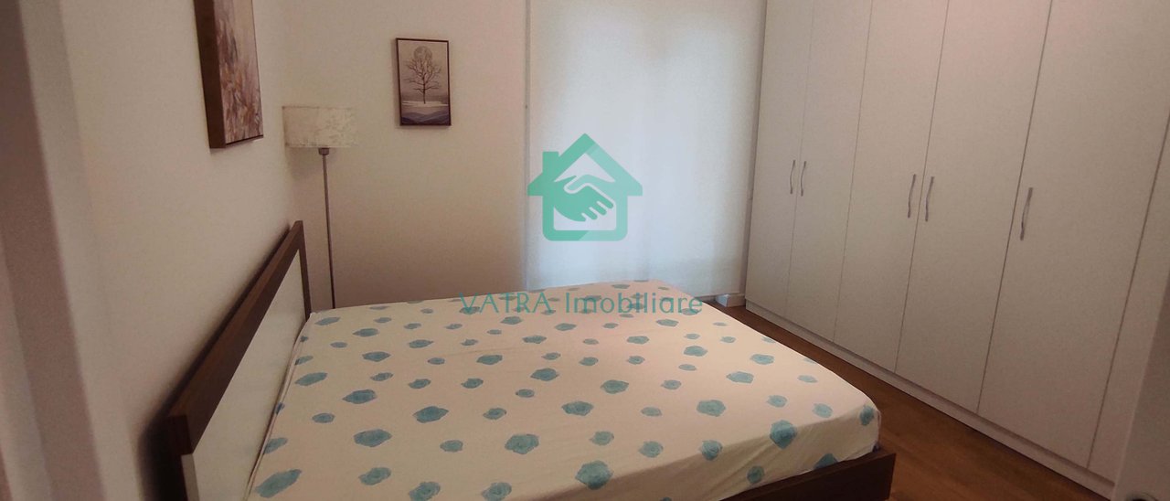 TITULLI
APARTAMENT 2+1 ME QIRA– SAUK | REZIDENCË BANIMI ME SHUME FACILITETE | 800 €/muaj

Lloji i pronës: Apartament me qirA
Vendndodhja: Sauk, Tiranë
Sipërfaqe e brendshme: ~85 m²
Kati: Kat 0 
Gjendja: Plotësisht i mobiluar & i gatshëm për banim
Disponueshmëri: E lirë – vizita në ditët e para

PËRMBLEDHJE
Ofrohet për qirë apartament 2+1 brenda njërës prej rezidencave më funksionale dhe të kërkuara të Saukut. Prona është plotësisht e mobiluar, e pastër, e organizuar dhe e gatshme për të jetuar nga dita e parë. Ideal për familje, çift ose profesionistë që kërkojnë komfort, siguri dhe qasje në të gjitha shërbimet.

PËRBERIA BRENDSHME
Sallon‑Kuzhinë (open‑space) – hapësirë e gjerë, e ndriçuar natyrshëm, me mobilje të re, 
2 Dhoma Gjumi – 
ballkon Të gjitha dritaret kanë xham të dyfishtë (izolim akustik & termik).

FACILITETET E REZIDENCËS (KOMPLEKSI)
Rezidenca ofron TË GJITHA shërbimet e nevojshme për një jetë të qëndrueshme dhe pa stres:

🔹 Parkim i mbyllur & i sigurt brenda kompleksit (vend parkingu garantuar për qirën)
🔹 Siguri 24/7 – roje fizike + sistem CCTV në të gjitha hyrjet dhe korridoret
🔹 Salle aktivitetesh 
🔹 Menaxhim profesional – mirëmbajtje ditore e zonave të përbashkëta, 
🔹 Hapësira rekreative, zona lojërash për fëmijë