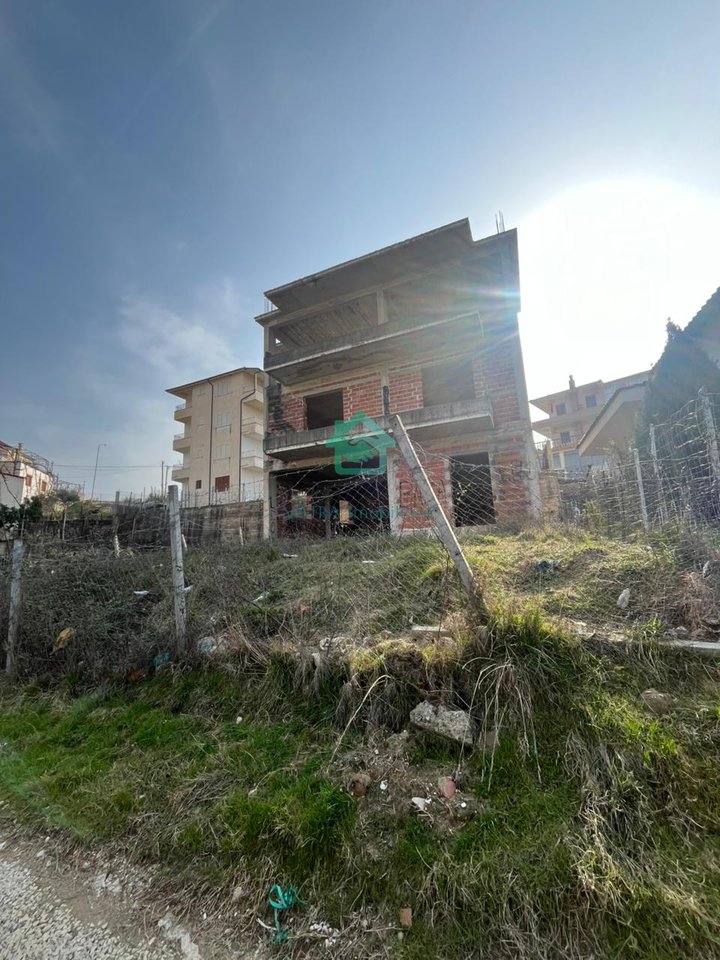 Shitet Shtëpi 3-Katëshe – Çollak, pranë Liqenit të Farkës