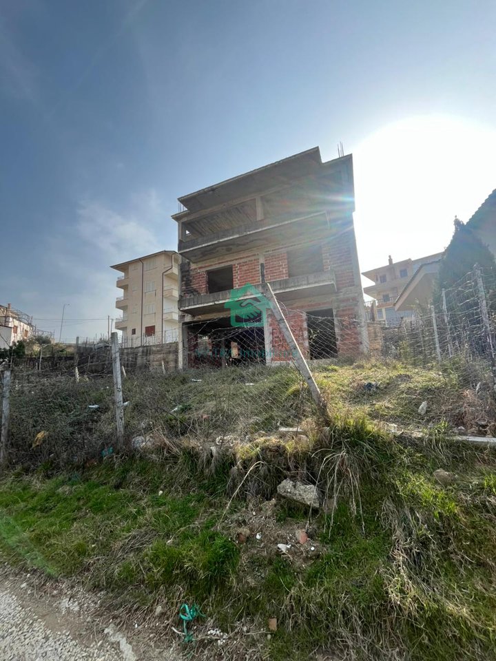 Shitet Shtëpi 3-Katëshe – Çollak, pranë Liqenit të Farkës