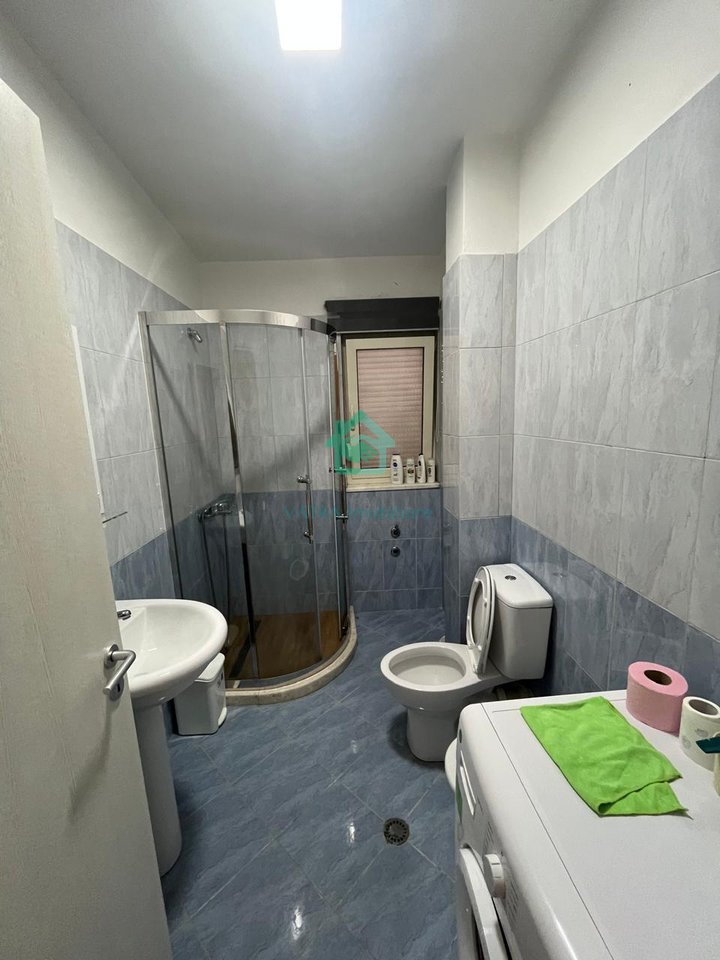 Shitet Apartament 3+1 me oborr tek Gjiri i Lalezit