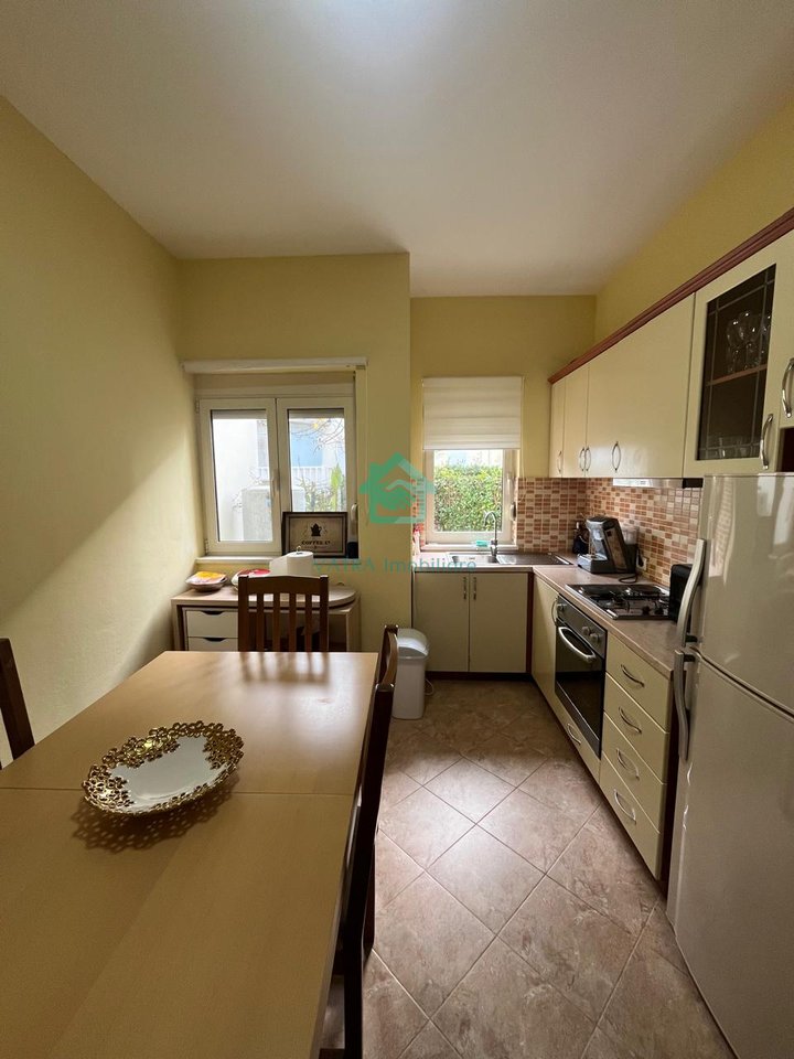 Shitet Apartament 3+1 me oborr tek Gjiri i Lalezit