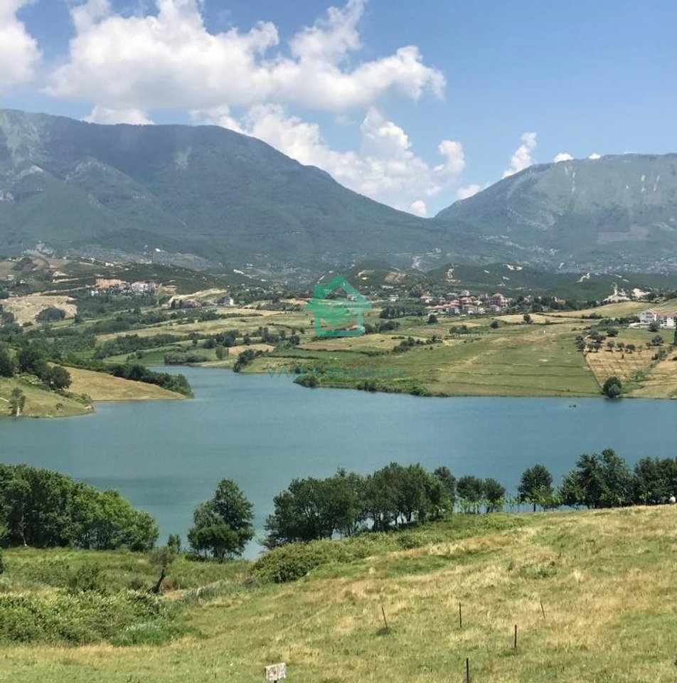 Shitet Shtëpi 3-Katëshe – Çollak, pranë Liqenit të Farkës