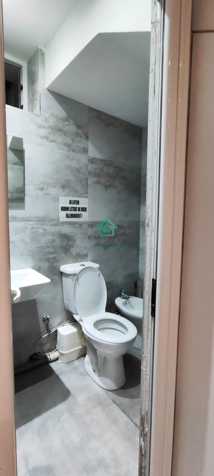 Ambient Biznesi Me Qira në Sheshin Willson, Tiranë - 80.000 Lekë/muaj | 80 m²