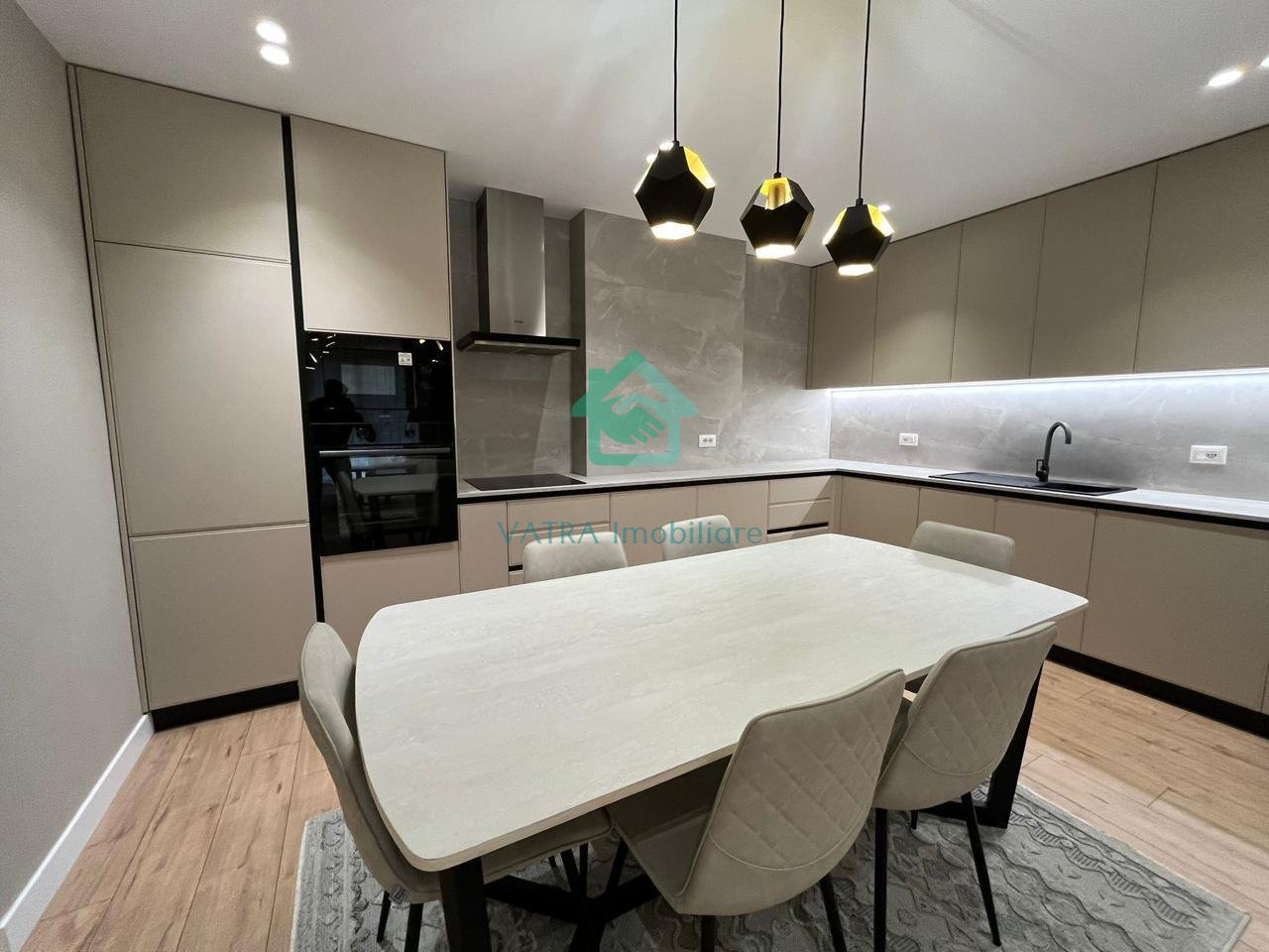 Apartament 2+1+2 + Post parkimi  Me Qira në Kopshtin Botanik Zoologjik, Tiranë - 1150€ | 2+1+2