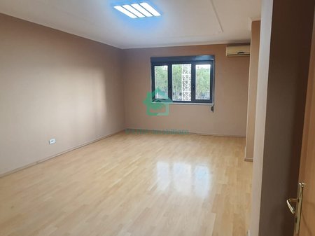 Ambient zyre Për Shitje në Qendër afër sheshit "Skenderbej" ,Tiranë - 11.000.000 Lekë neto| 160m²