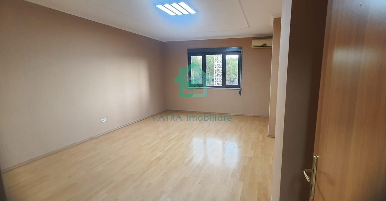 Ambient zyre Për Shitje në Qendër afër sheshit "Skenderbej" ,Tiranë - 11.000.000 Lekë neto| 160m²