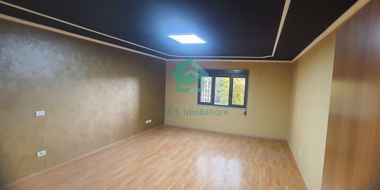 Ambient zyre Për Shitje në Qendër afër sheshit "Skenderbej" ,Tiranë - 11.000.000 Lekë neto| 160m²