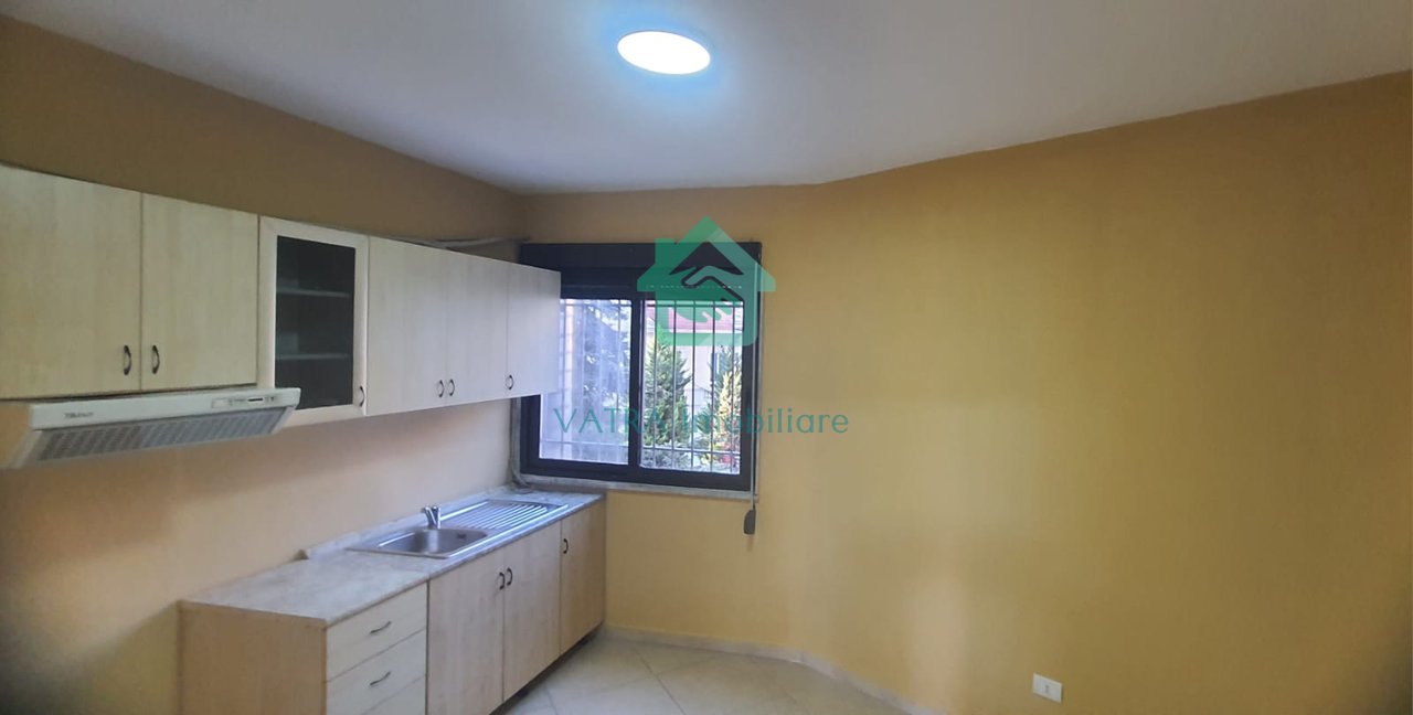 Ambient zyre Për Shitje në Qendër afër sheshit "Skenderbej" ,Tiranë - 11.000.000 Lekë neto| 160m²
