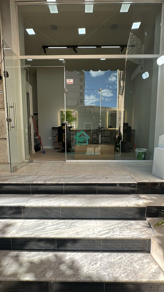 🏢 Dyqan me Qera Premium – Rruga e Barrikadave