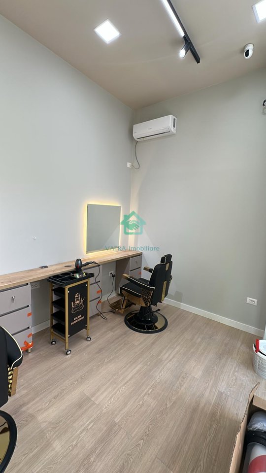 🏢 Dyqan me Qera Premium – Rruga e Barrikadave